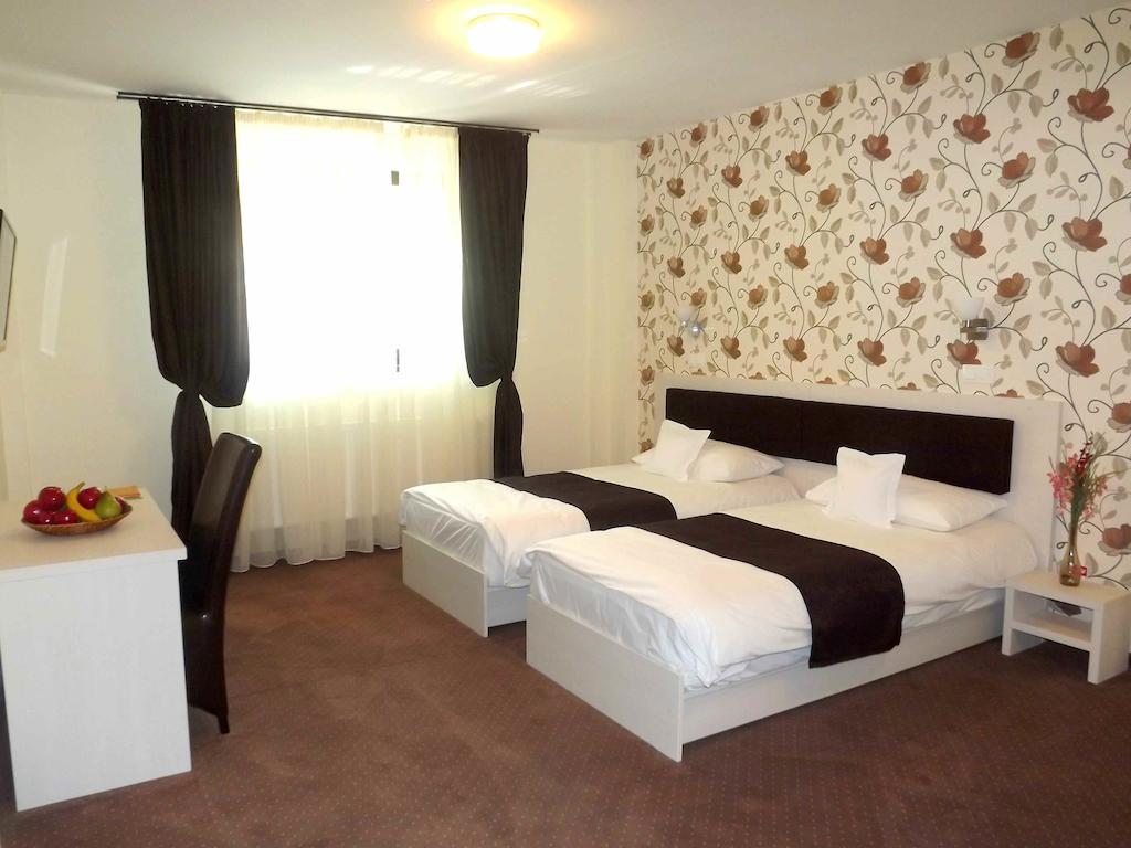 West Plaza Residence Bucharest Room photo